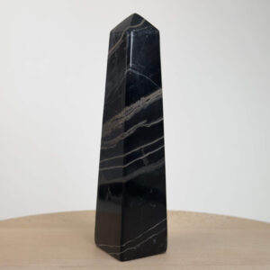 Sort Båndet Onyx tårn med naturlige sorte, grå og hvide bånd, der symboliserer grounding, beskyttelse og indre styrke.