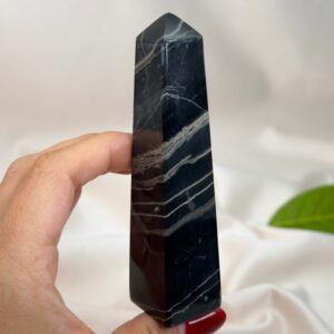 Sort Båndet Onyx tårn med naturlige sorte, grå og hvide bånd, der symboliserer grounding, beskyttelse og indre styrke.