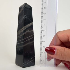 Sort Båndet Onyx tårn med naturlige sorte, grå og hvide bånd, der symboliserer grounding, beskyttelse og indre styrke.