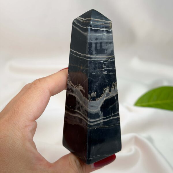 Sort Båndet Onyx tårn med naturlige sorte, grå og hvide bånd, der symboliserer grounding, beskyttelse og indre styrke.