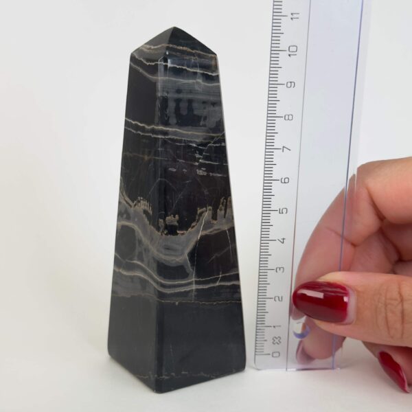 Sort Båndet Onyx tårn med naturlige sorte, grå og hvide bånd, der symboliserer grounding, beskyttelse og indre styrke.
