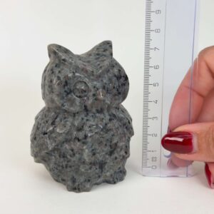 Yooperlite Ugle med naturlige grå nuancer og orange fluorescens under UV-lys samt symbolik for visdom, intuition, klarhed og selvudtryk.