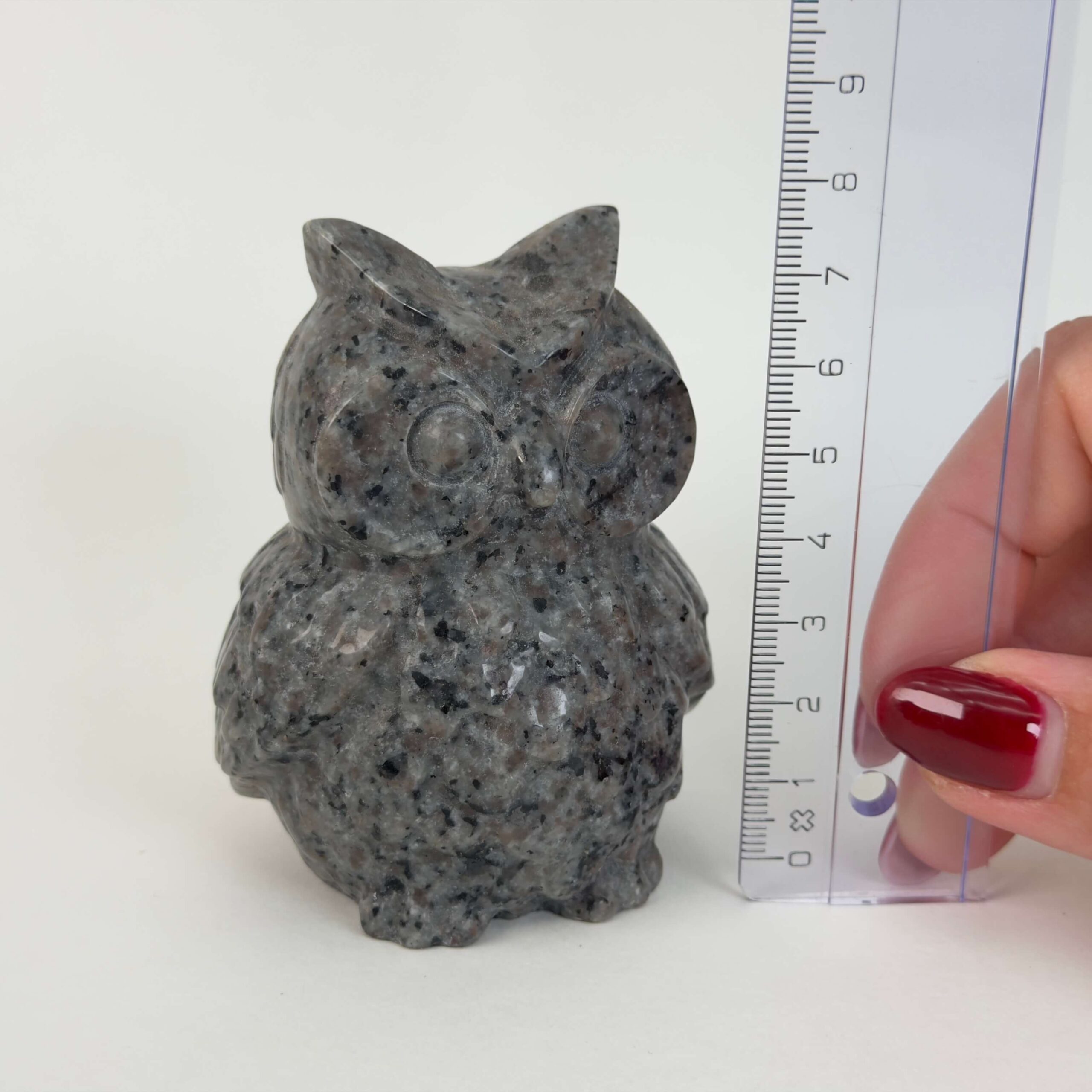 Yooperlite Ugle med naturlige grå nuancer og orange fluorescens under UV-lys samt symbolik for visdom, intuition, klarhed og selvudtryk.