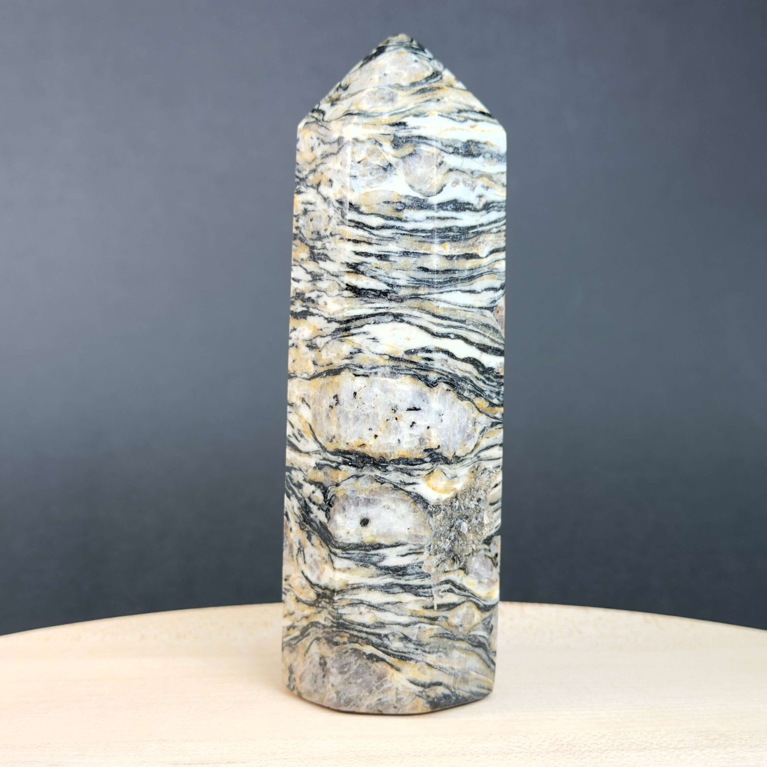 Zebra Jaspis tårn med naturlige kontrastfyldte mønstre og energi for grounding, balance, motivation, optimisme og indre styrke.