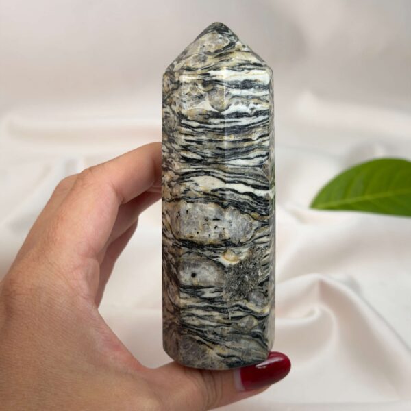 Zebra Jaspis tårn med naturlige kontrastfyldte mønstre og energi for grounding, balance, motivation, optimisme og indre styrke.