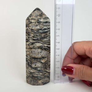 Zebra Jaspis tårn med naturlige kontrastfyldte mønstre og energi for grounding, balance, motivation, optimisme og indre styrke.