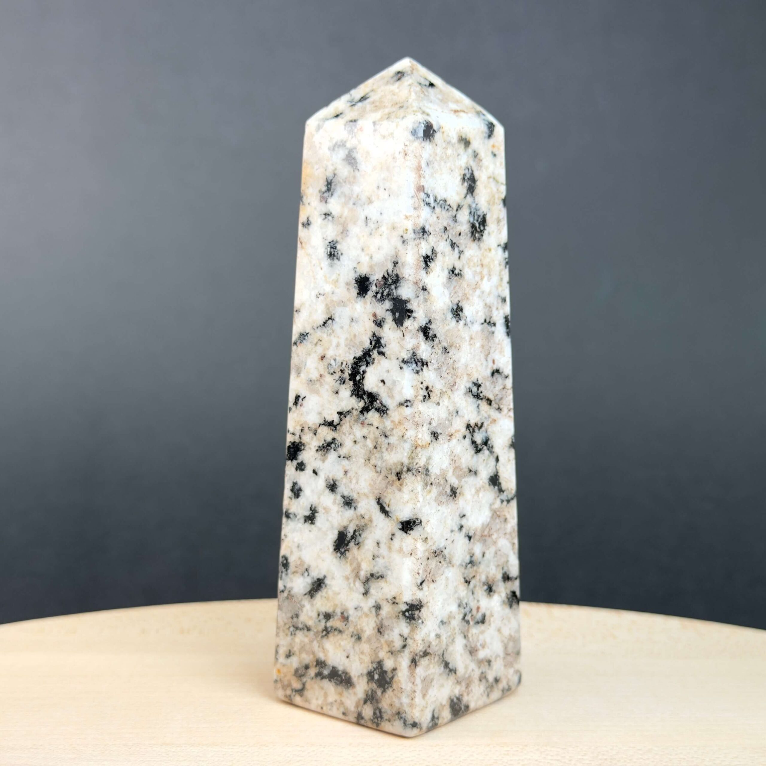 Zebra Jaspis tårn med naturlige kontrastfyldte mønstre og energi for grounding, balance, motivation, optimisme og indre styrke.