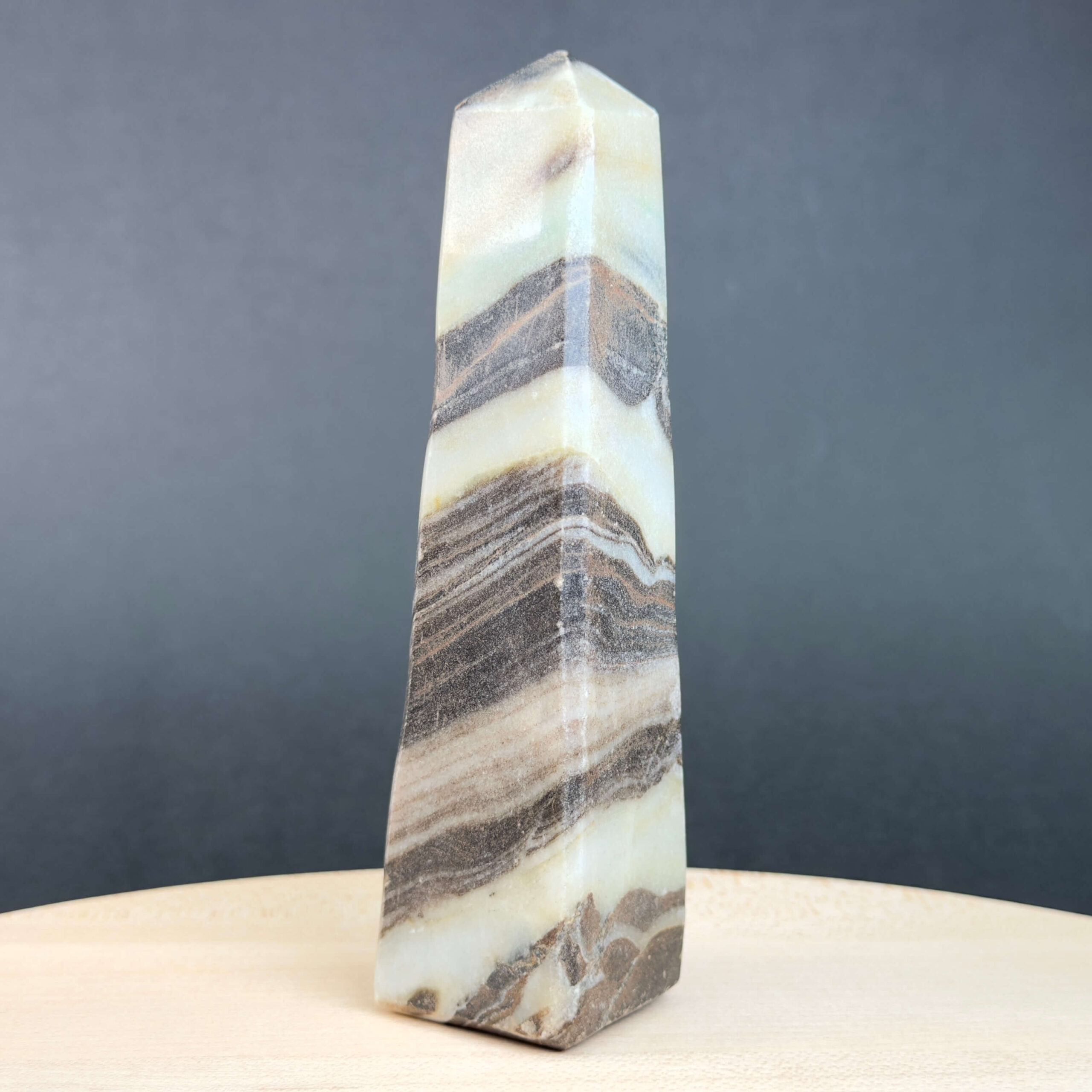 Zebra Jaspis tårn med naturlige kontrastfyldte mønstre og energi for grounding, balance, motivation, optimisme og indre styrke.