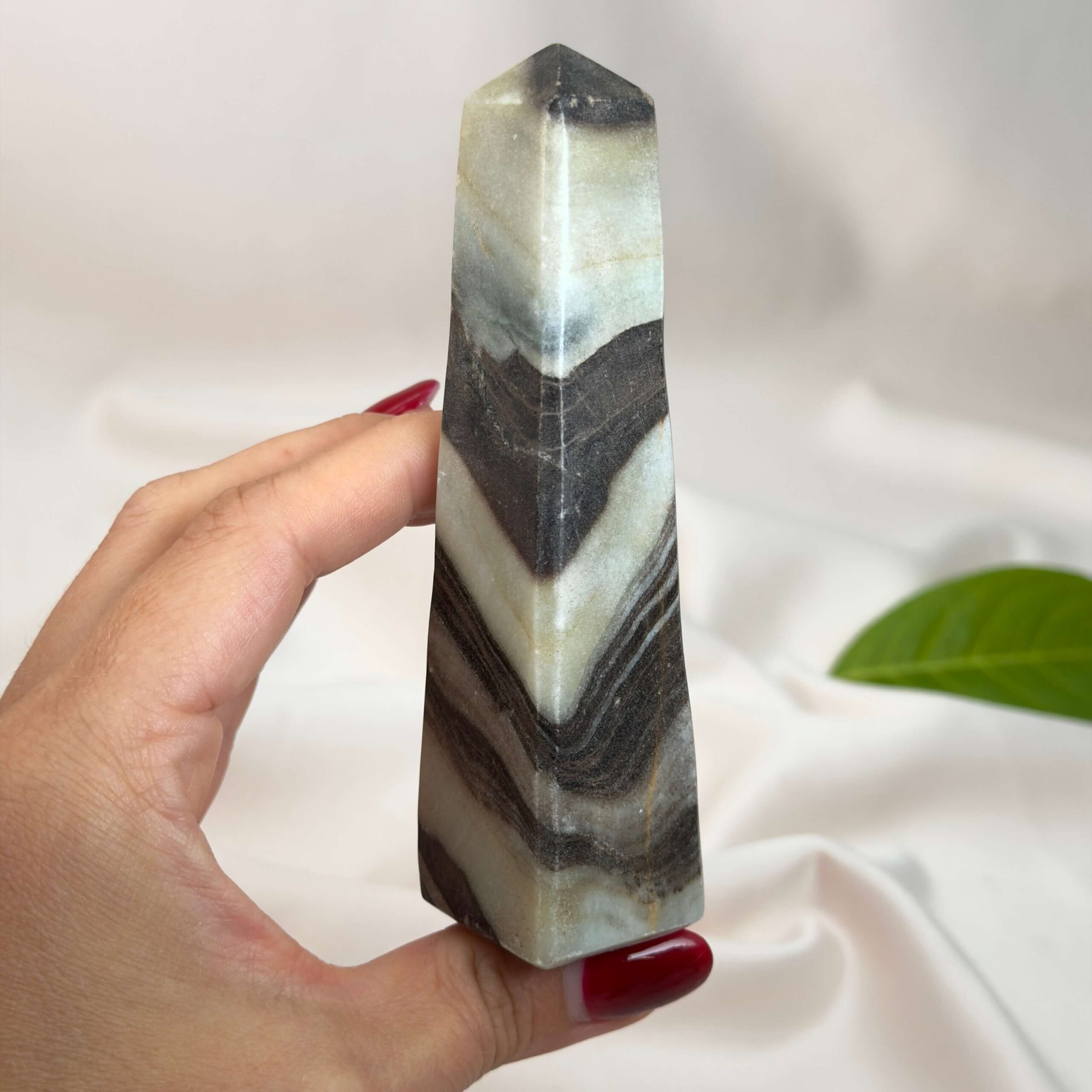 Zebra Jaspis tårn med naturlige kontrastfyldte mønstre og energi for grounding, balance, motivation, optimisme og indre styrke.