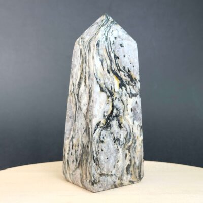 Zebra Jaspis tårn med naturlige kontrastfyldte mønstre og energi for grounding, balance, motivation, optimisme og indre styrke.