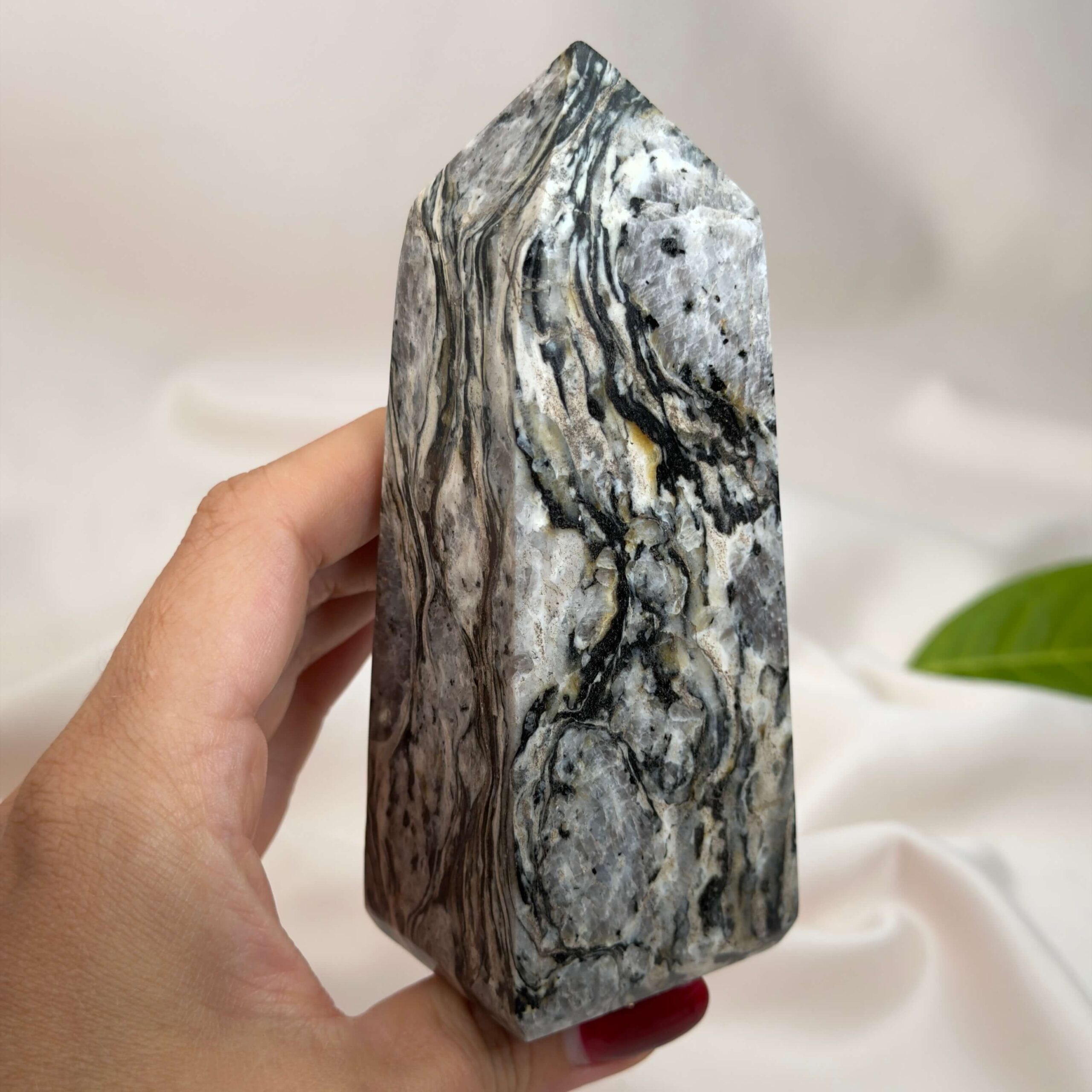 Zebra Jaspis tårn med naturlige kontrastfyldte mønstre og energi for grounding, balance, motivation, optimisme og indre styrke.