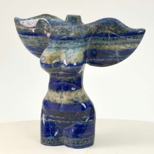 Unik kvinde med vinger udskåret i Lapis Lazuli med naturlige blå og gyldne nuancer