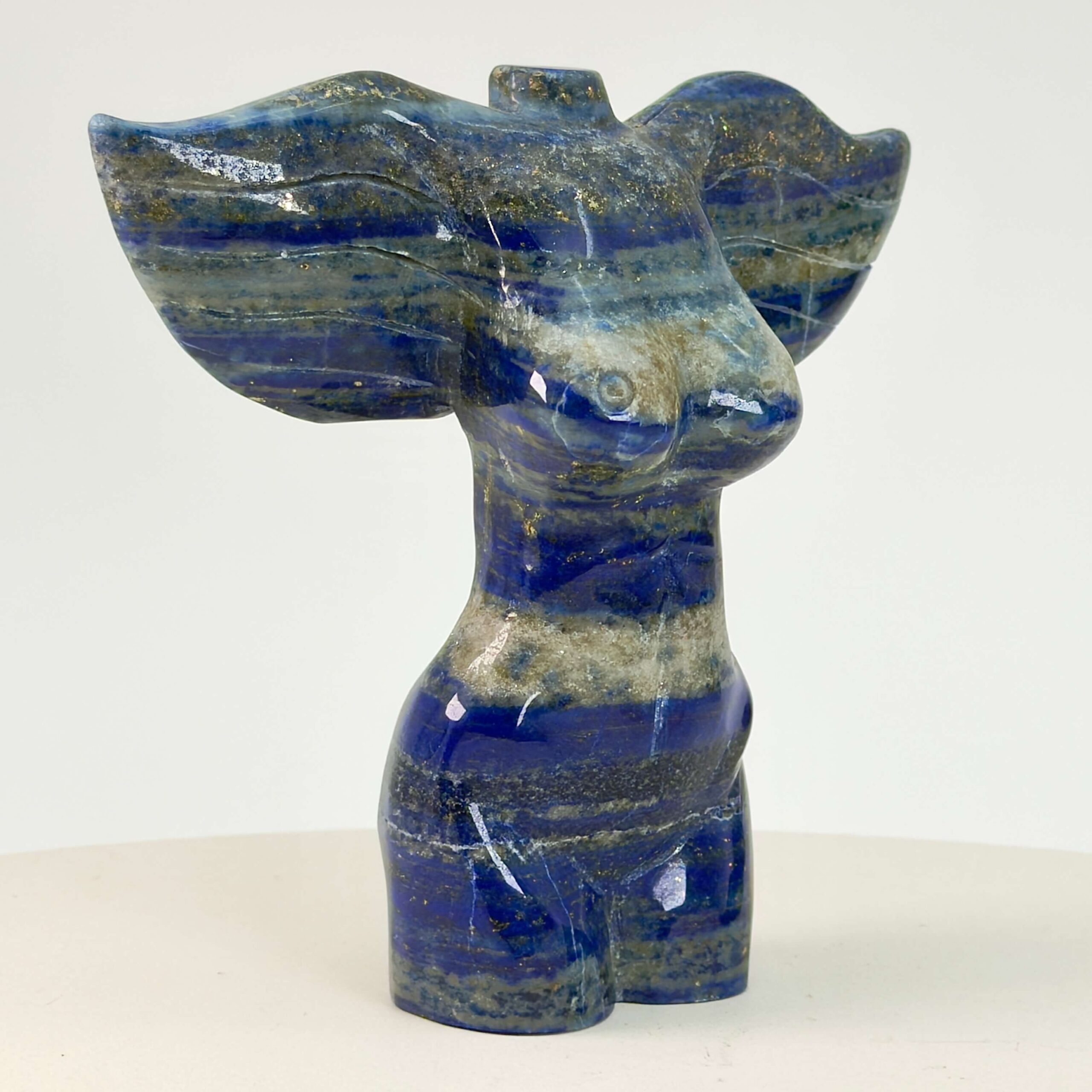 Unik kvinde med vinger udskåret i Lapis Lazuli med naturlige blå og gyldne nuancer