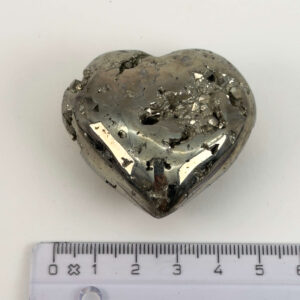 Poleret Pyrit hjerte med individuel struktur og karakteristisk metallisk glans