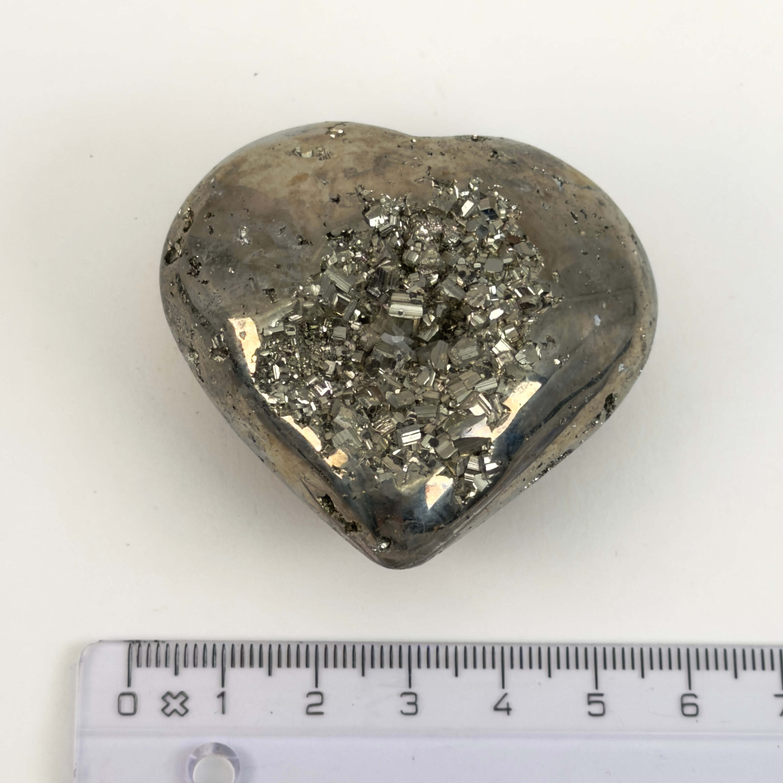 Unikt poleret hjerte i Pyrit med metalliske refleksioner og naturlige mønstre
