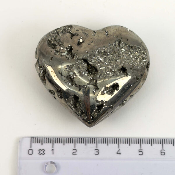 Naturligt Pyrit hjerte med poleret hjerteform og karakteristiske gyldne nuancer