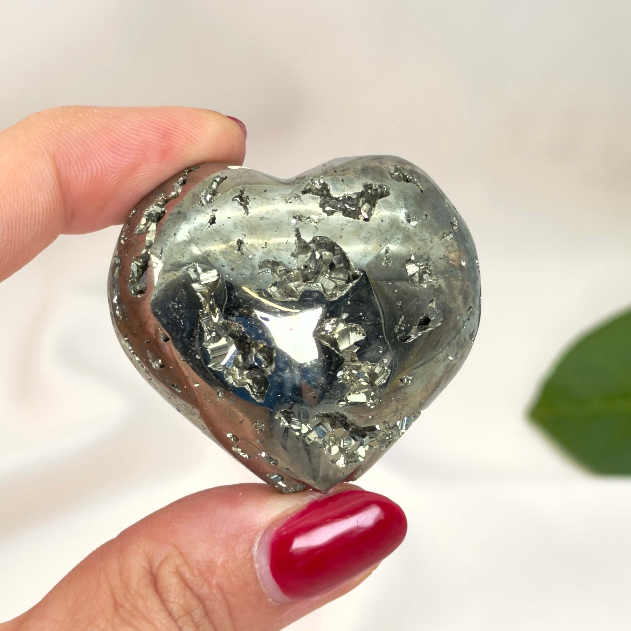 Pyrit Hjerte Nr. 09 set forfra med poleret overflade og naturlig gylden metalglans
