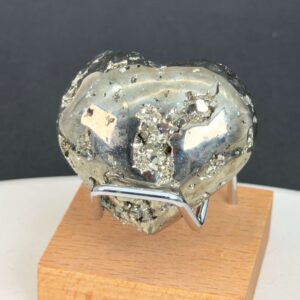 Unikt hjerte i naturlig Pyrit med metallisk struktur og gyldne refleksioner