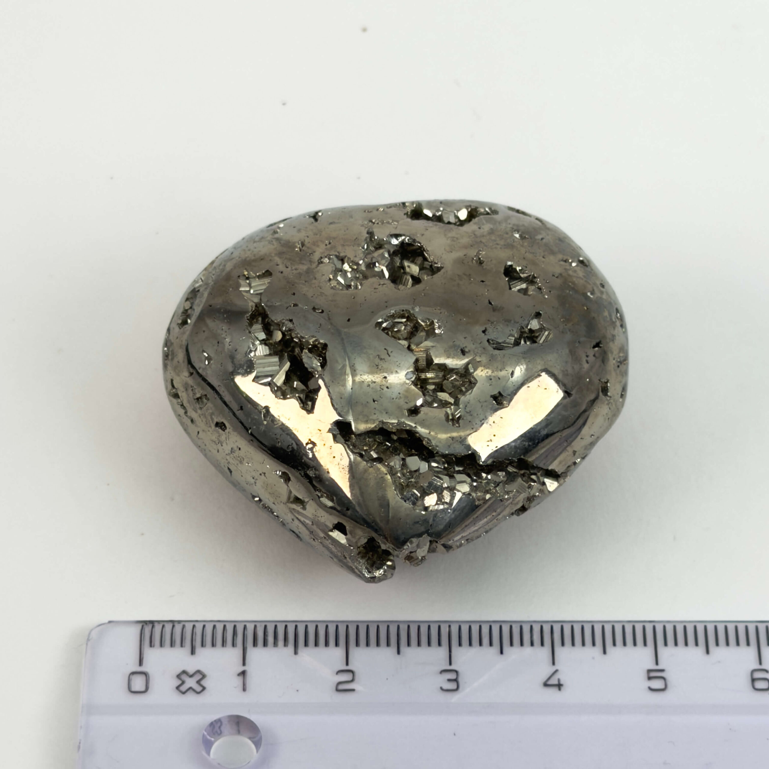 Unikt hjerte i naturlig Pyrit med metallisk struktur og gyldne refleksioner