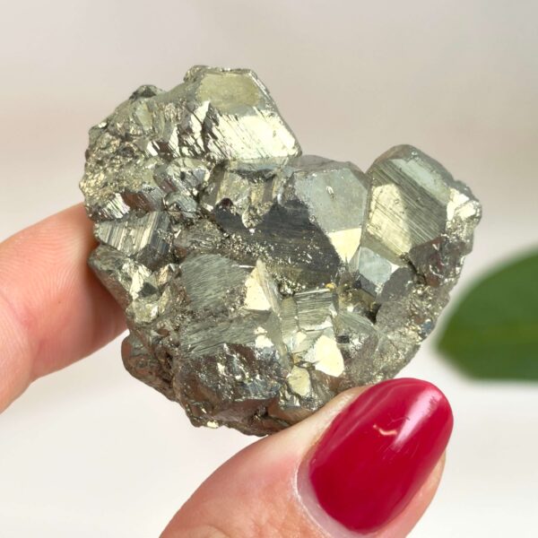 Pyrit Klynge Nr. 2 set forfra med naturlige krystaller og gylden metalglans