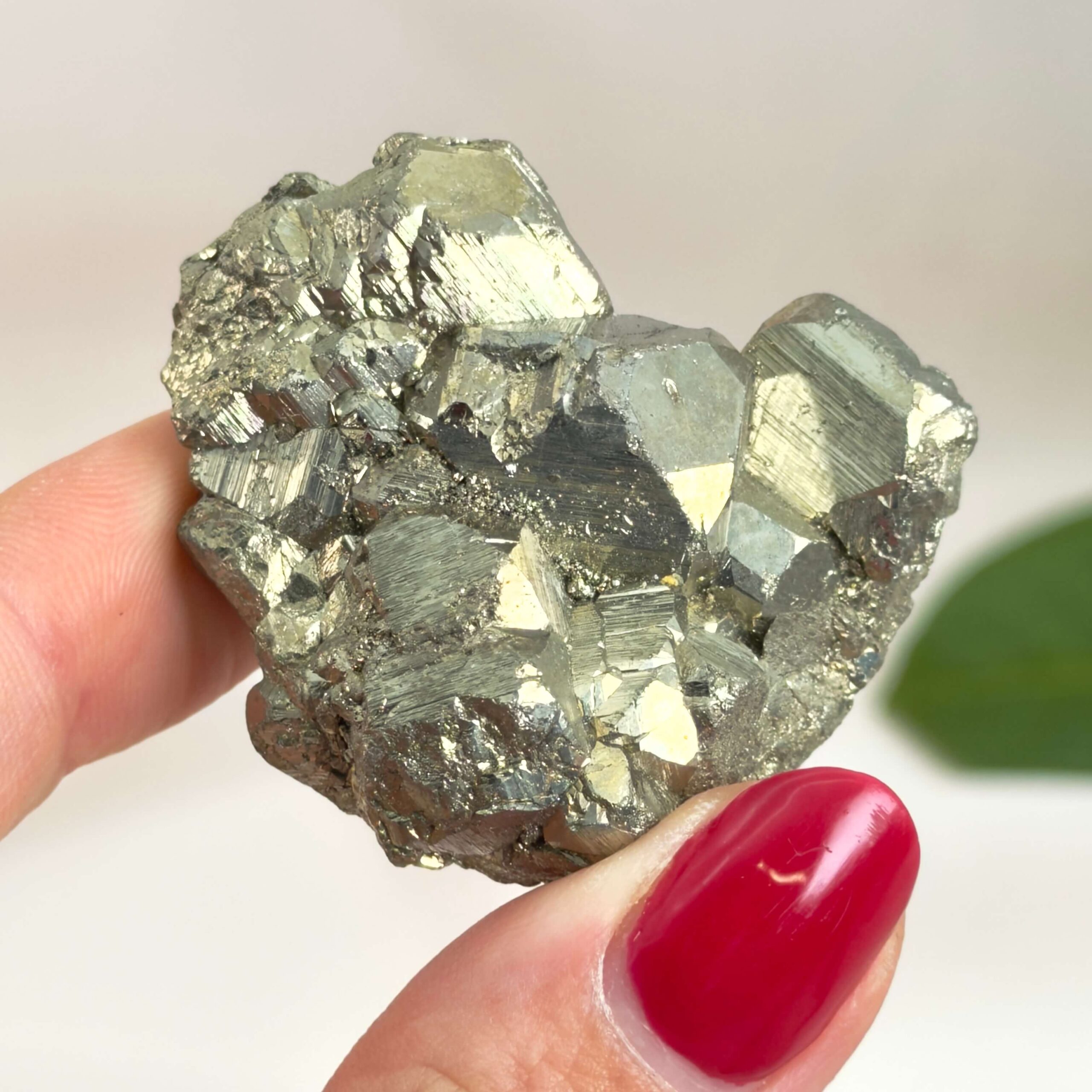 Pyrit Klynge Nr. 2 set forfra med naturlige krystaller og gylden metalglans
