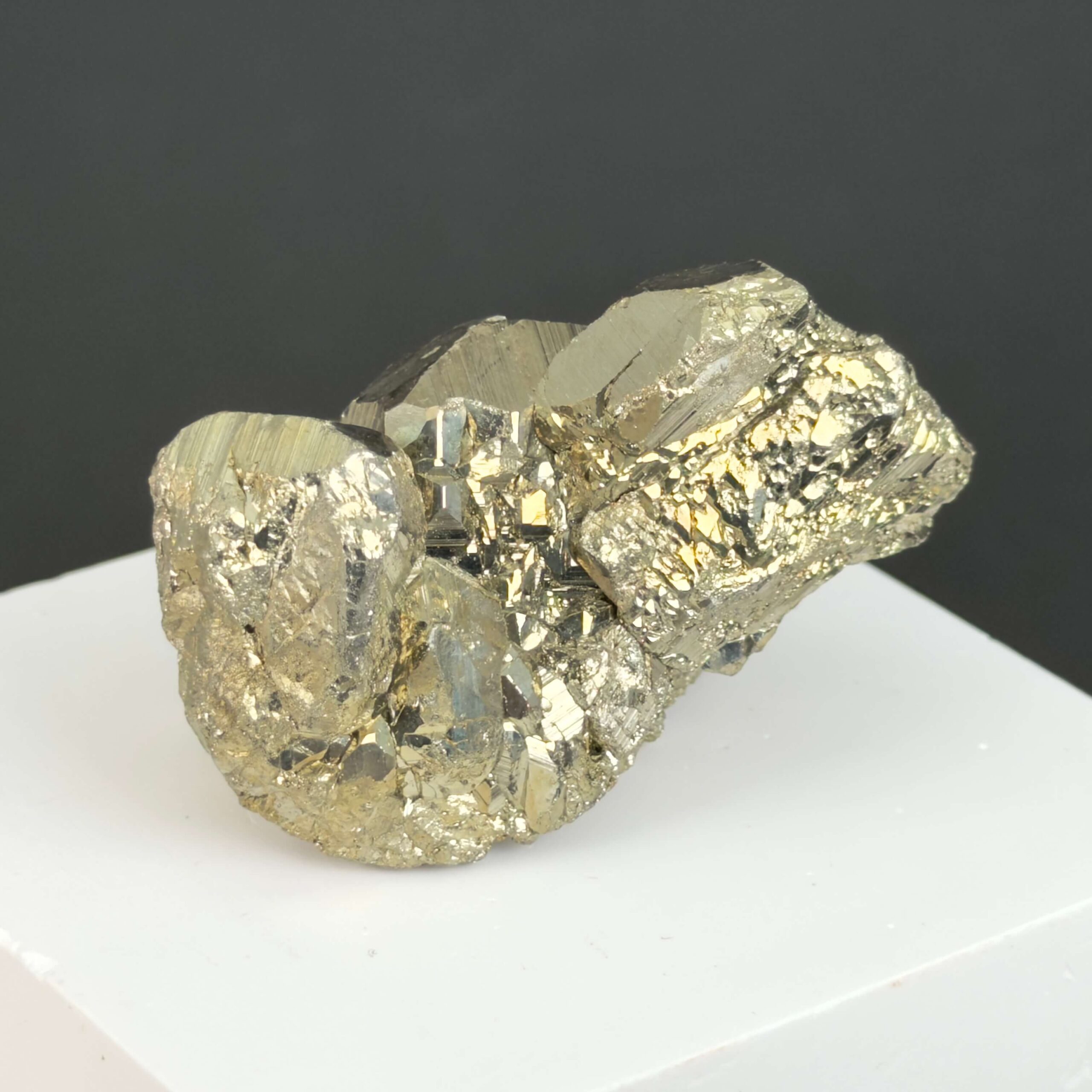 Unik naturlig Pyrit klynge med rå krystalstruktur og metalliske refleksioner