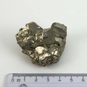 Unik naturlig Pyrit klynge med rå krystalstruktur og metalliske refleksioner