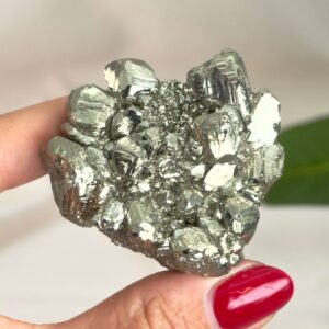 Pyrit Klynge Nr. 20 set forfra med naturlige krystalformationer og messinggylden metalglans