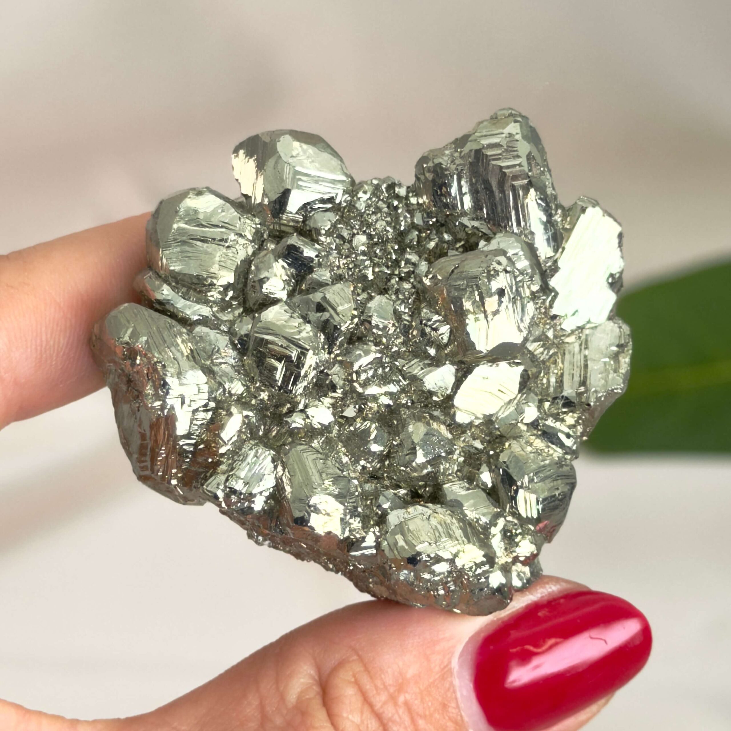 Pyrit Klynge Nr. 20 set forfra med naturlige krystalformationer og messinggylden metalglans