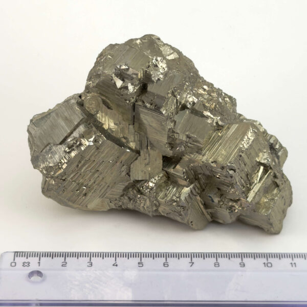 Unik Pyrit klynge med naturlige krystaller, strukturer og metalliske refleksioner