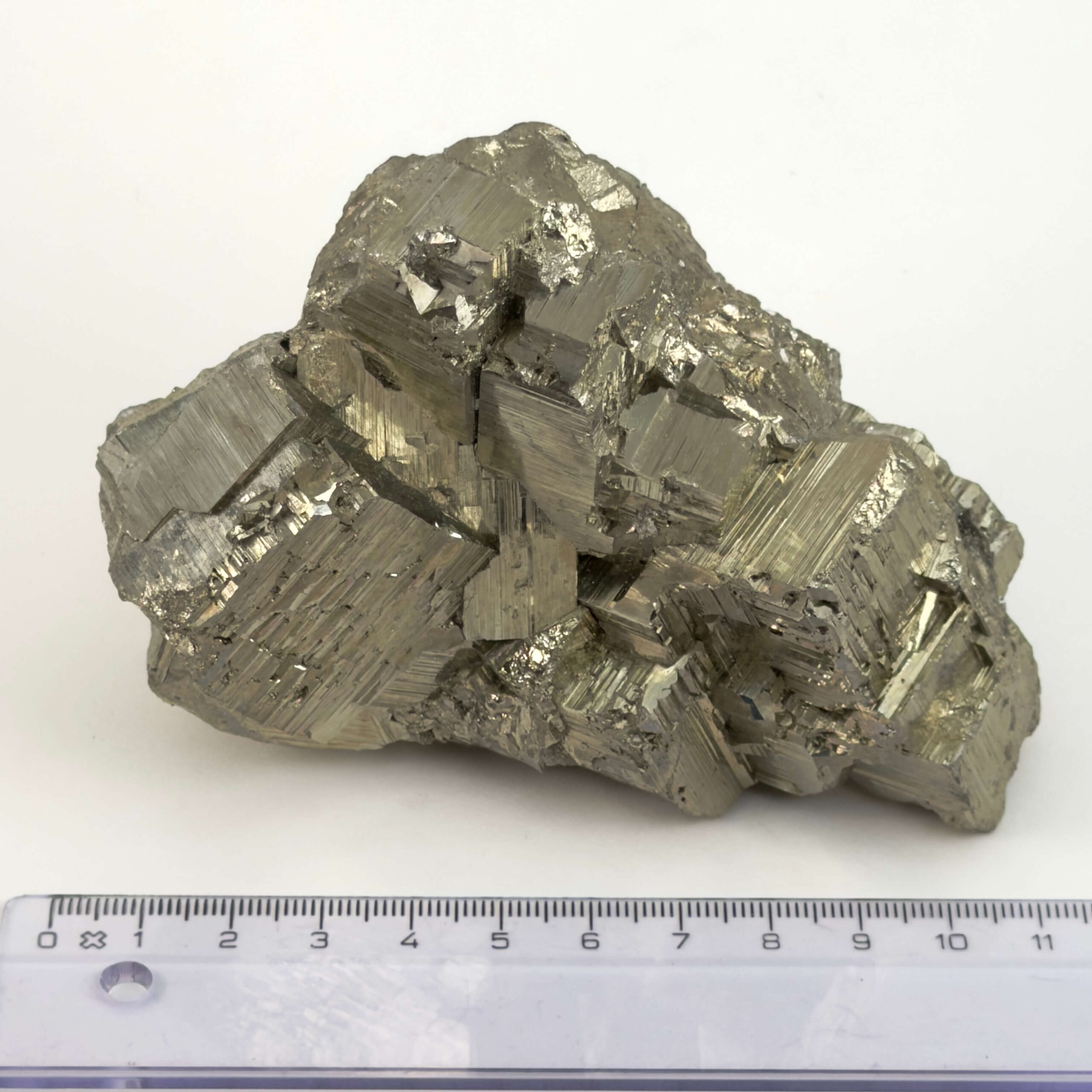 Unik Pyrit klynge med naturlige krystaller, strukturer og metalliske refleksioner