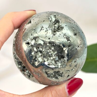 Pyrit Kugle Nr. 18 set forfra med naturlig struktur og gyldne metalliske refleksioner