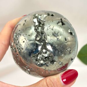 Pyrit Kugle Nr. 19 set forfra med gylden metalglans og individuel struktur