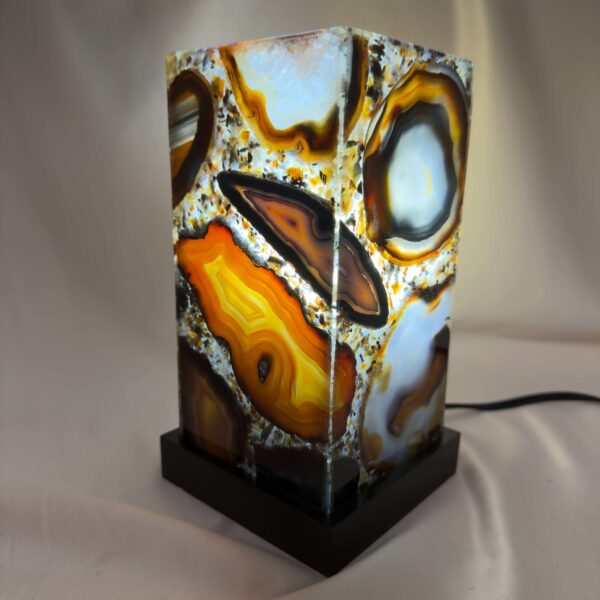 Agat Resin Lampe Nr. 1 med ægte Agatskiver indstøbt i transparent resin