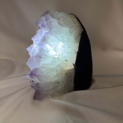 Ametyst Lampe Nr. 6 på 17,5 cm med store naturlige lilla og klare krystalspidser