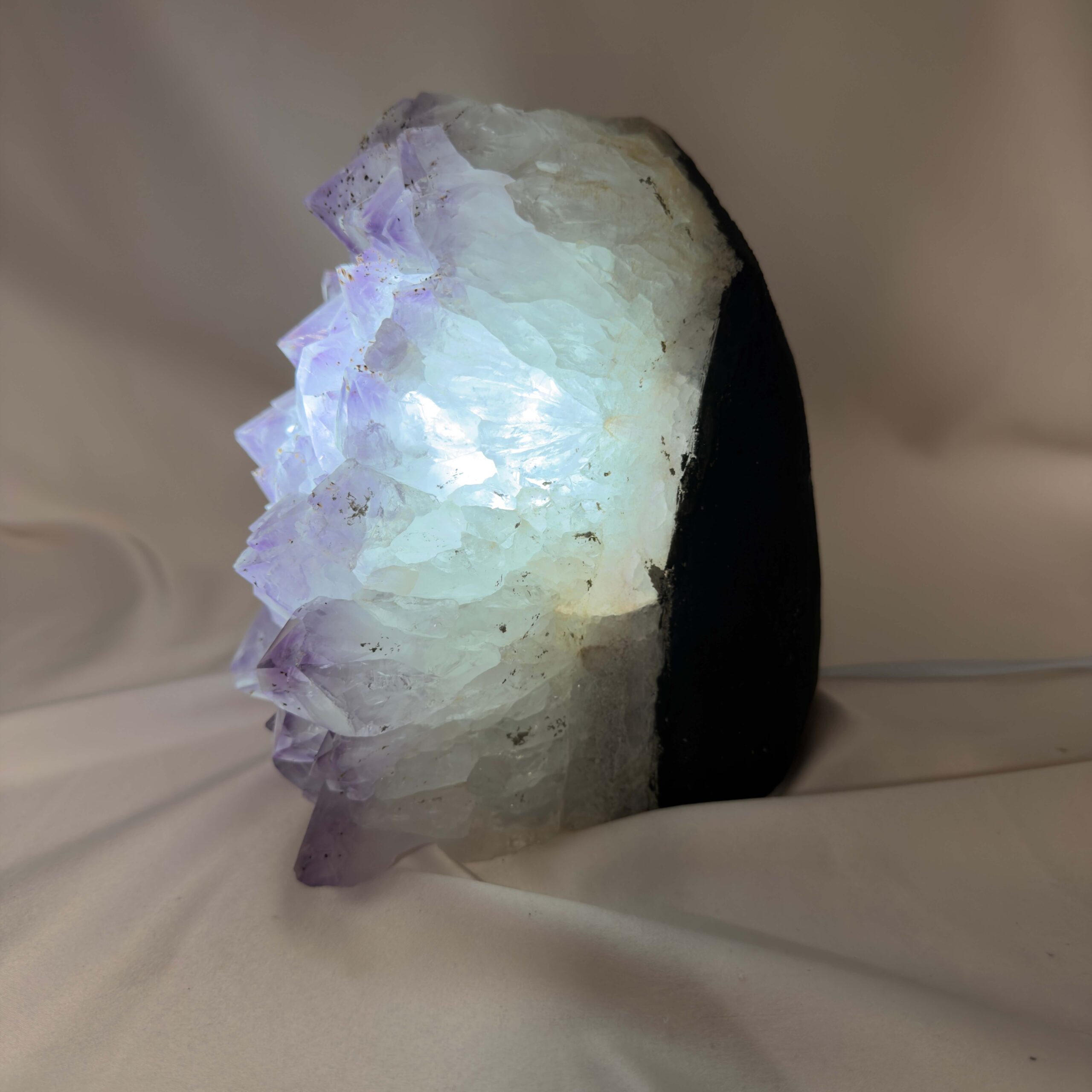 Ametyst Lampe Nr. 6 på 17,5 cm med store naturlige lilla og klare krystalspidser