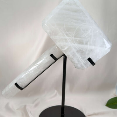Bjergkrystal Hammer Mjölnir Nr. 1 på sort metalstativ med indgraveret triquetra, 41 cm og 10,1 kg
