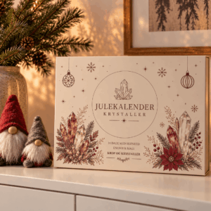 Krystal julekalender 2026 på reol med julepynt og små krystaller