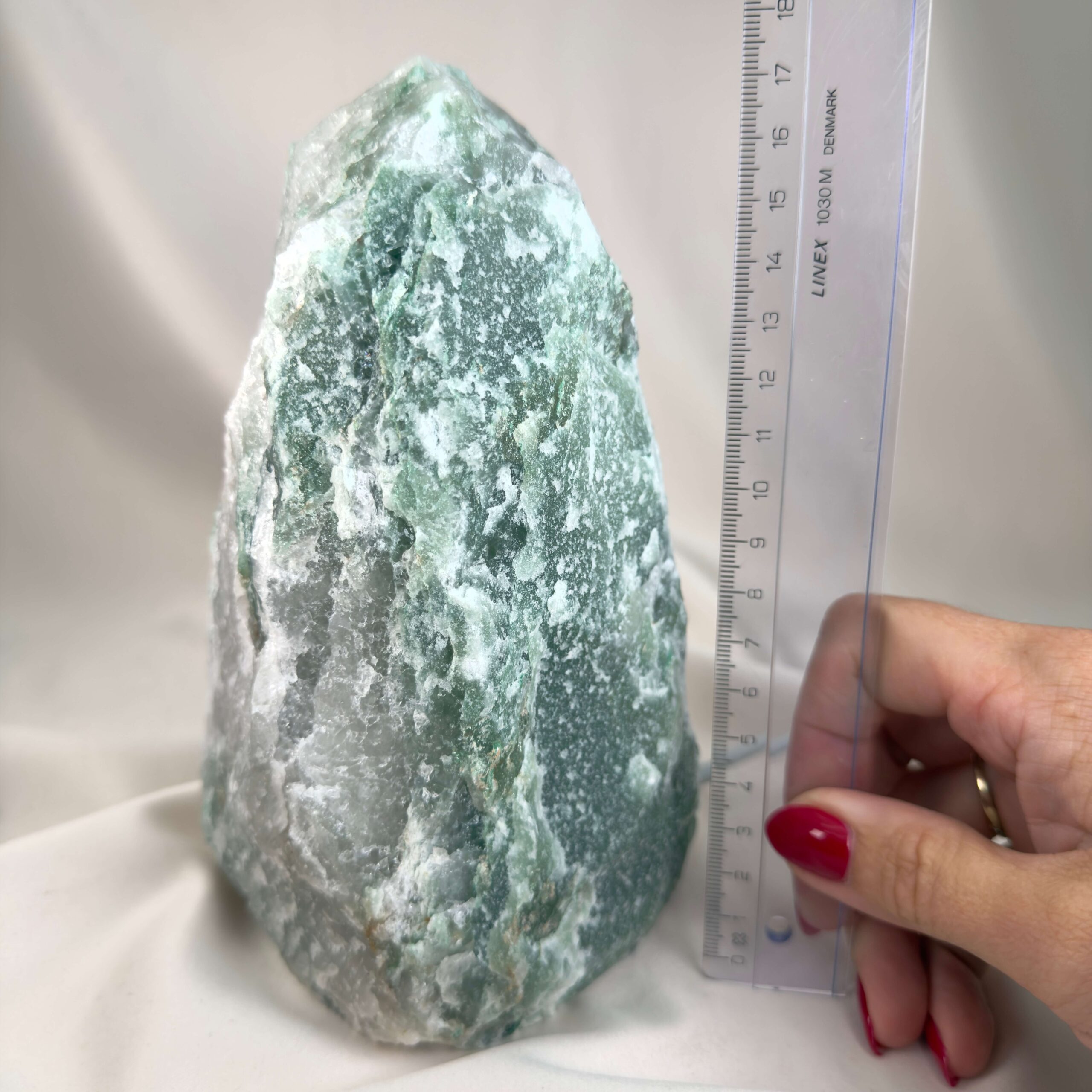 Unik rå Grøn Aventurin lampe med naturlig overflade, strukturer og farvevariationer
