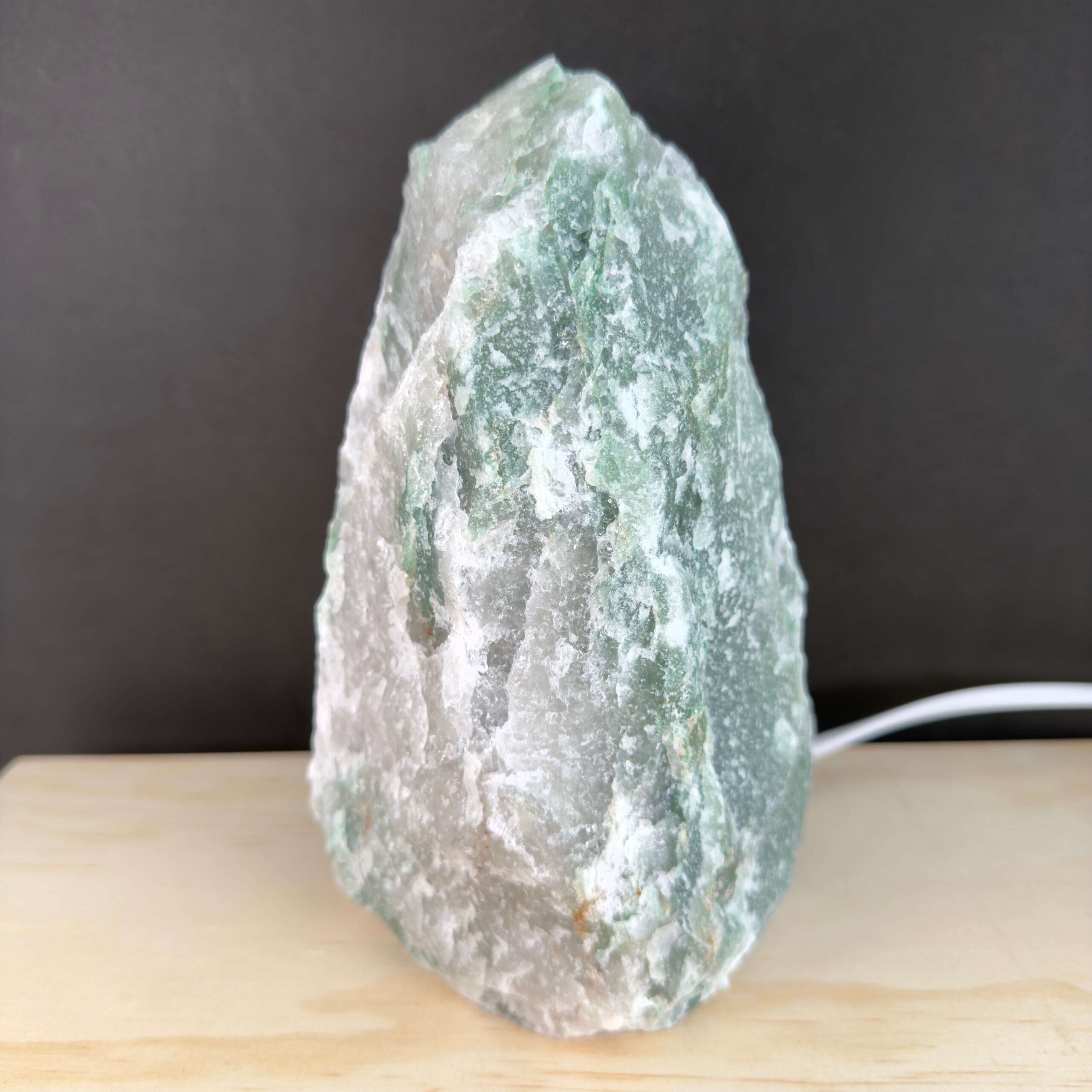 Unik rå Grøn Aventurin lampe med naturlig overflade, strukturer og farvevariationer
