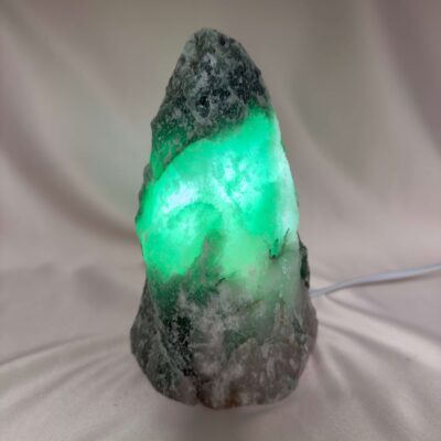 Grøn Aventurin Rå Lampe Nr. 2 med naturlig organisk form og grønne nuancer