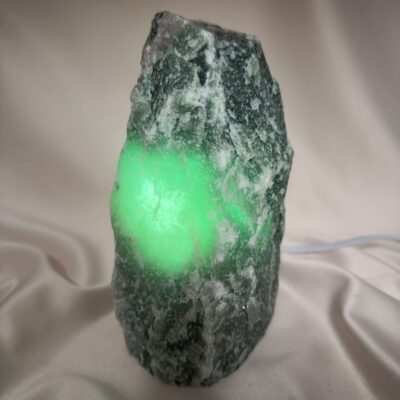 Grøn Aventurin Rå Lampe Nr. 3 med naturlig organisk form og grønne nuancer