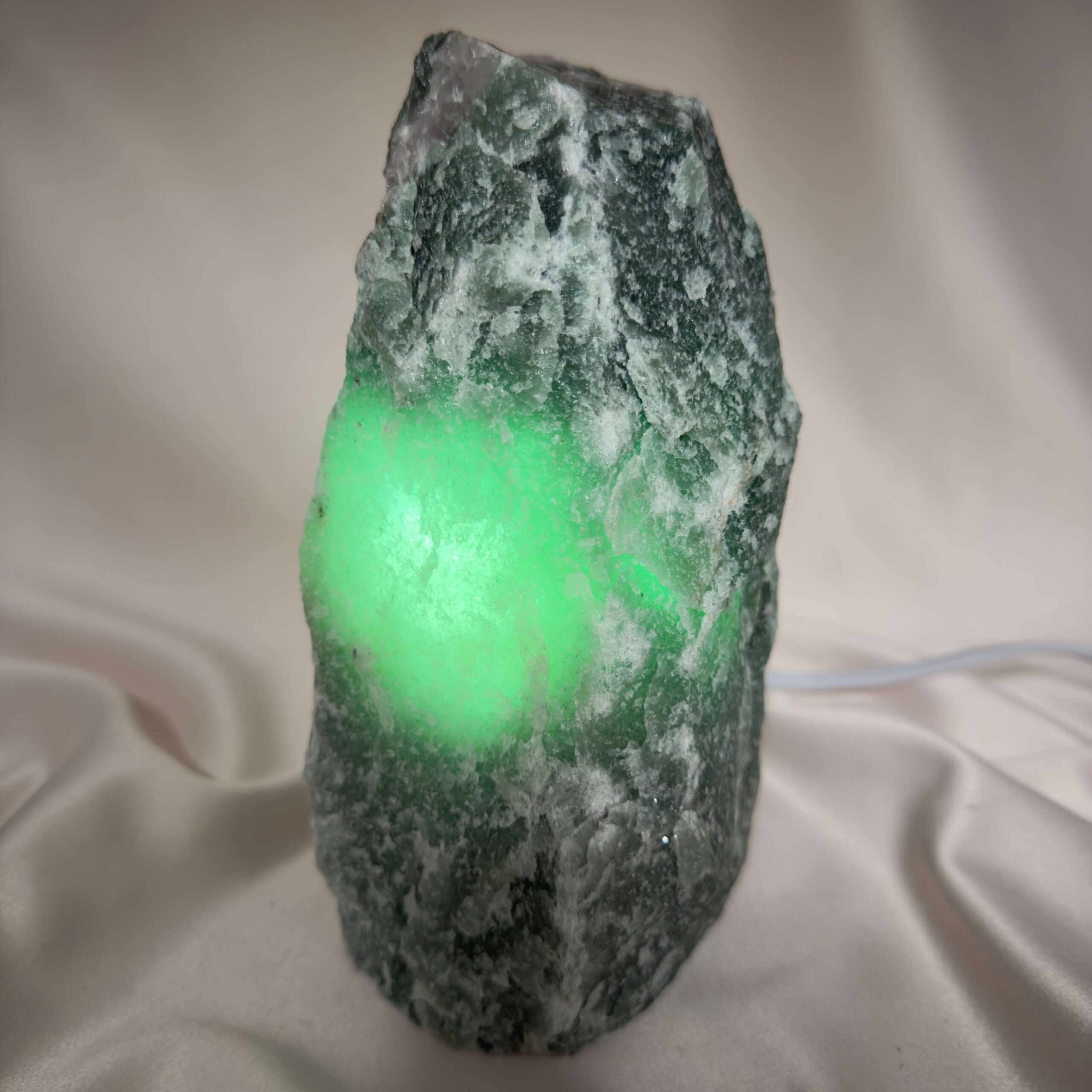 Grøn Aventurin Rå Lampe Nr. 3 med naturlig organisk form og grønne nuancer