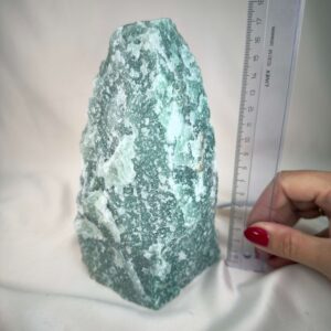 Unik rå Grøn Aventurin lampe med naturlig overflade, strukturer og farvevariationer