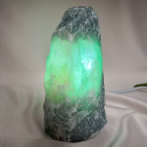 Grøn Aventurin Rå Lampe Nr. 4 med naturlig organisk form og grønne nuancer
