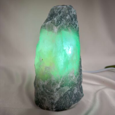 Grøn Aventurin Rå Lampe Nr. 4 med naturlig organisk form og grønne nuancer