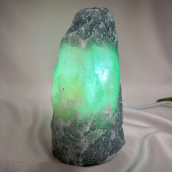 Grøn Aventurin Rå Lampe Nr. 4 med naturlig organisk form og grønne nuancer