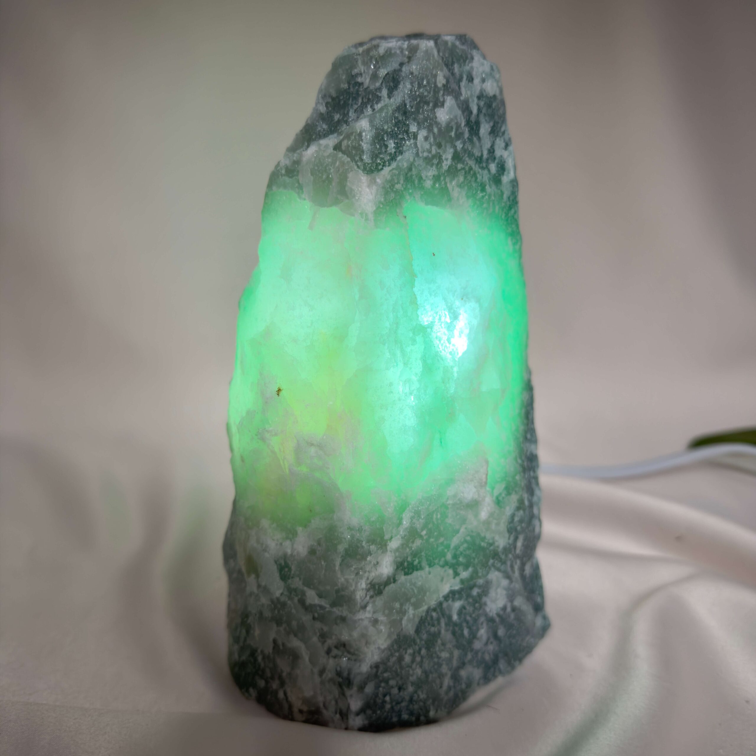 Grøn Aventurin Rå Lampe Nr. 4 med naturlig organisk form og grønne nuancer