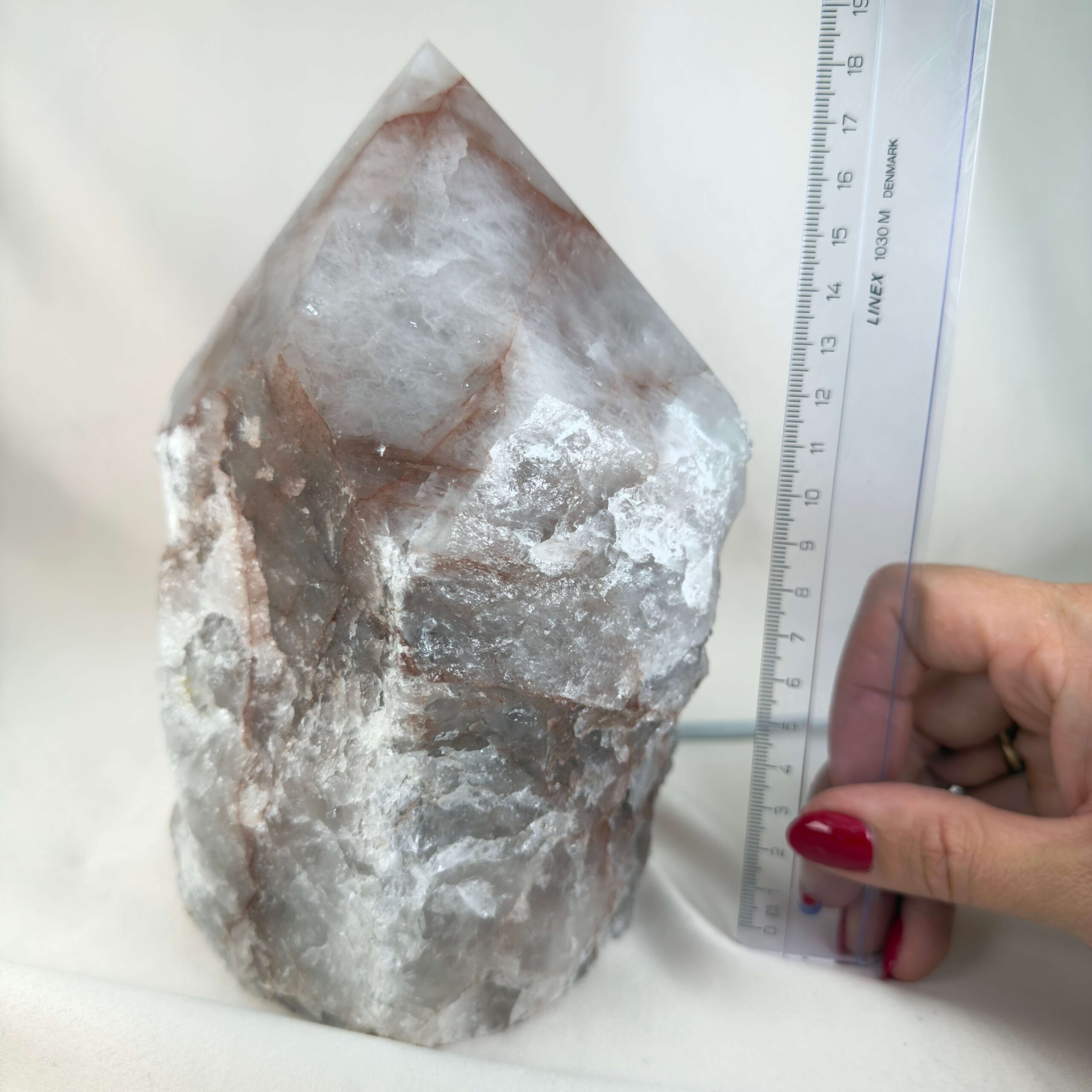 Stor unik Hæmatitkvarts lampe med rå overflade, slebet spids og naturlige jernholdige strukturer