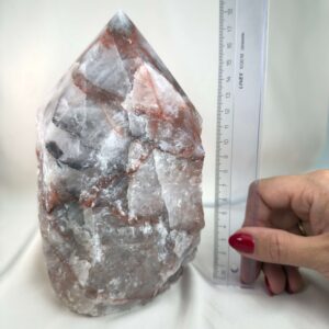 Stor unik Hæmatitkvarts lampe med rå overflade, slebet spids og naturlige jernholdige strukturer